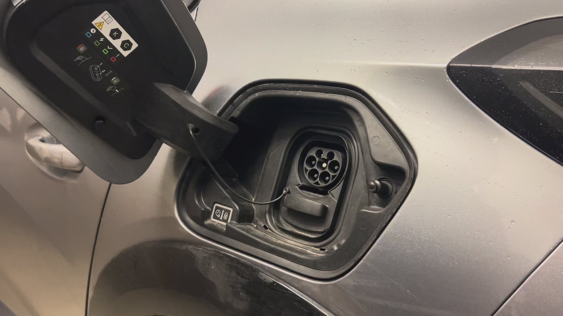 Montering av snødeksel på Peugeot e-208 – video
