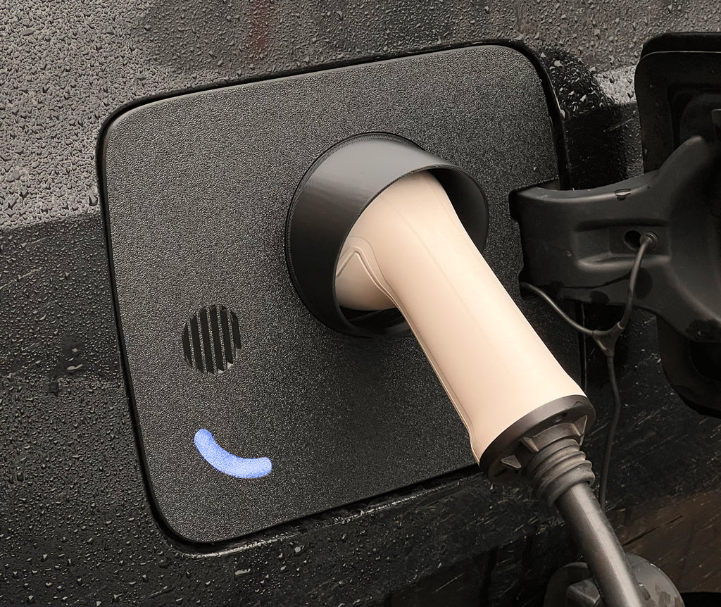 BMW i3 lader med snødeksel montert og Type 2-kabel tilkoblet