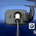 Snødeksel til ladeport på BMW i4 under lading med Type 2-kabel tilkoblet