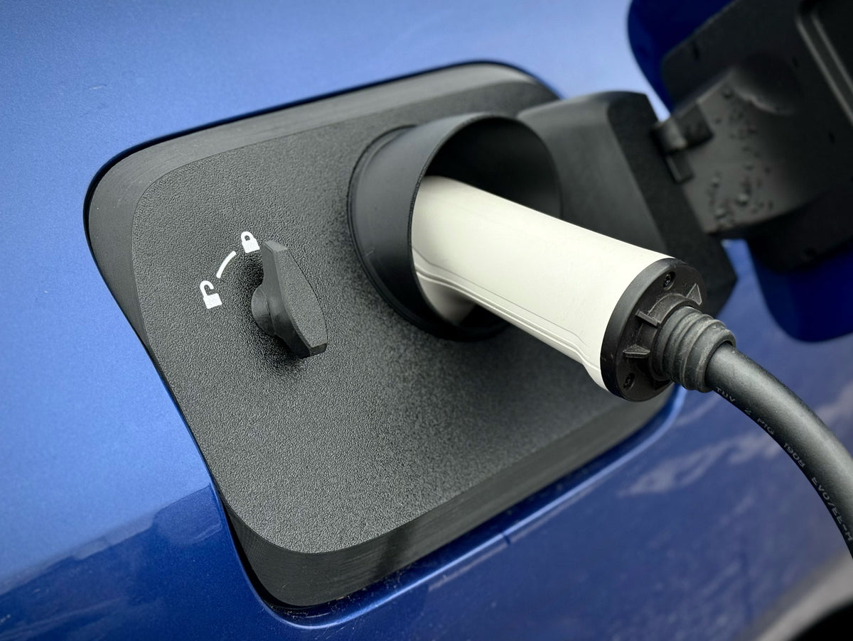 Snødeksel til ladeport på BMW i4 sett fra siden – TPU-knott og kabelgjennomføring