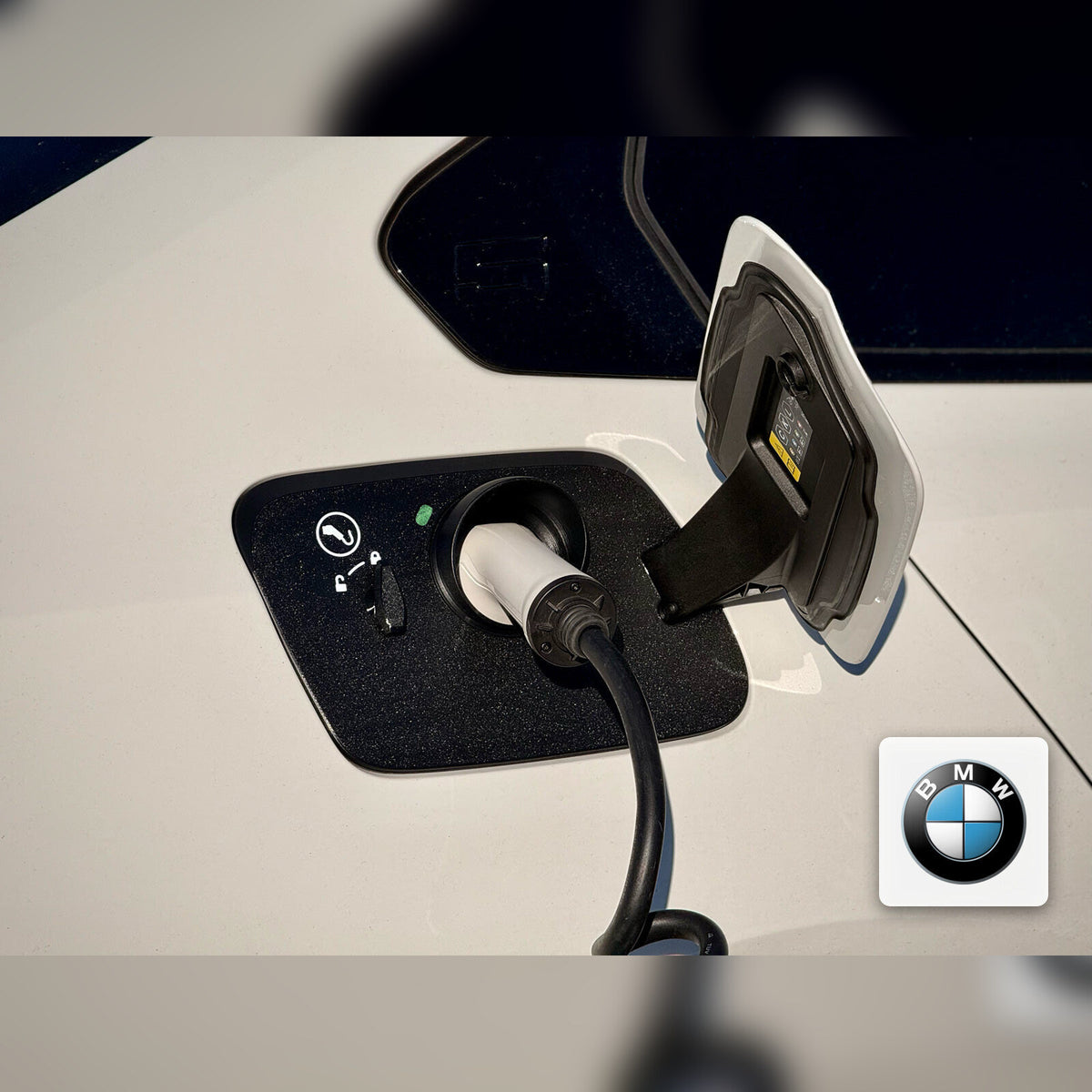 Snødeksel til ladeport montert på BMW i5 Sedan