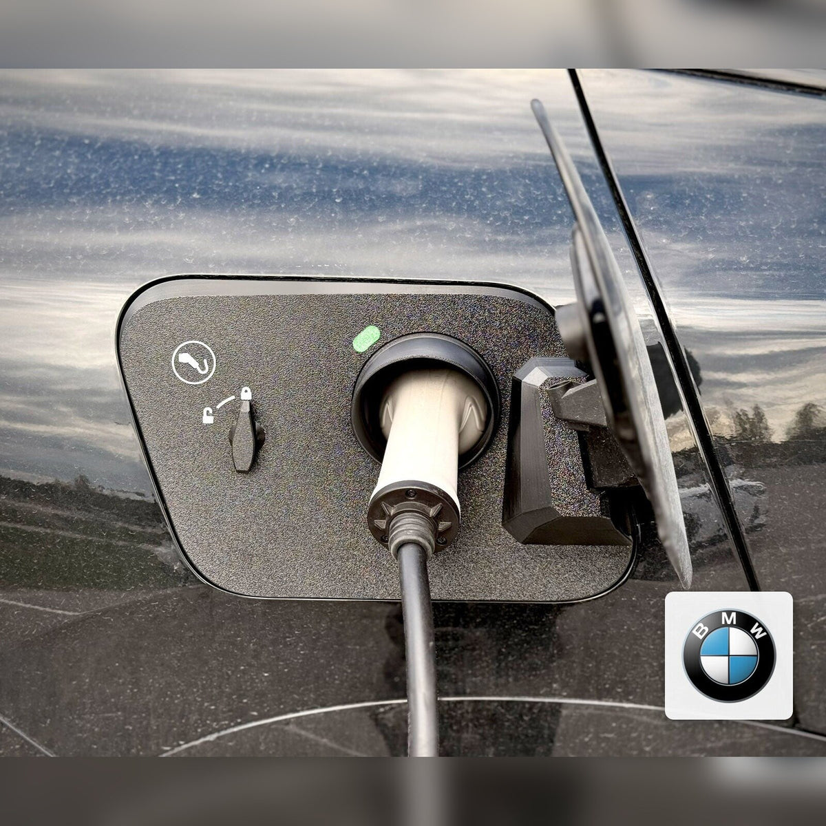 Snødeksel til ladeport montert på BMW iX2