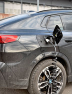 Nærbilde av snødeksel i ladeporten på BMW iX2