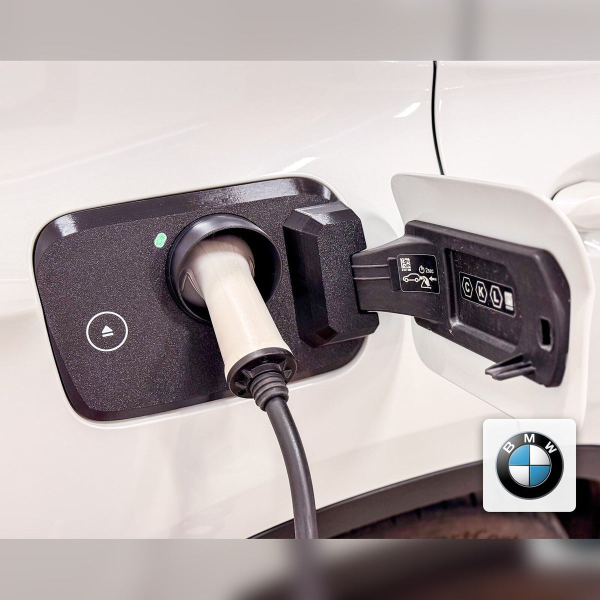 Snødeksel til ladeport montert på BMW iX3 (t.o.m. 2025)