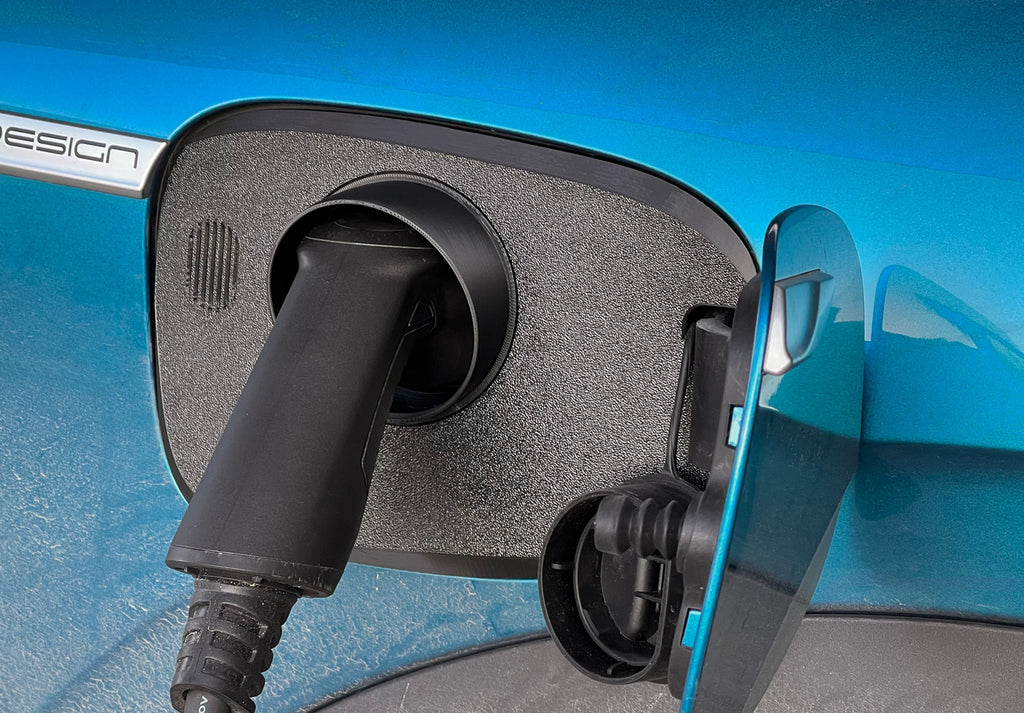 BYD Atto 3 lader med snødeksel montert og Type 2-kabel tilkoblet