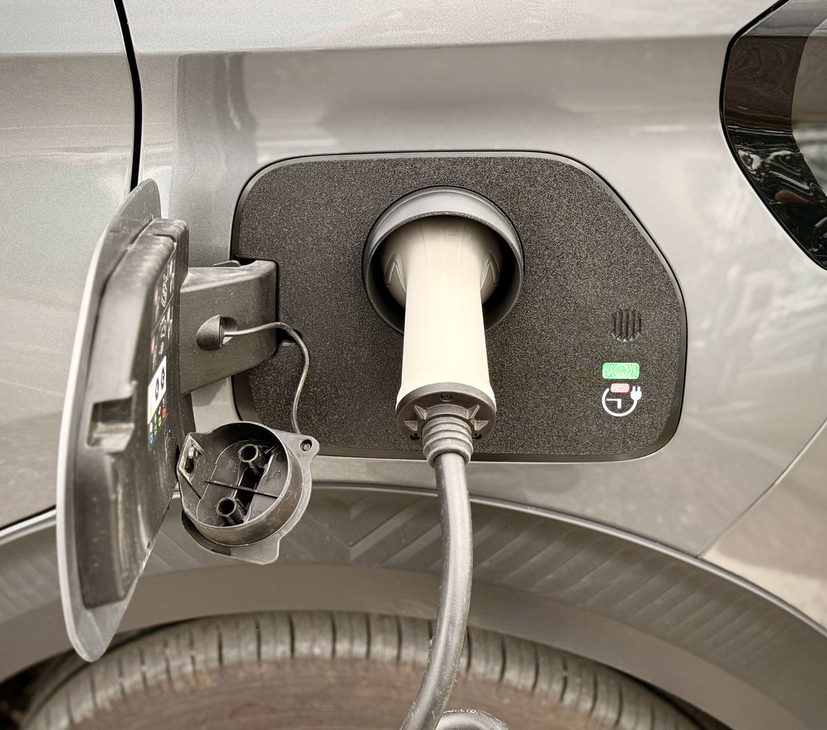 Snødeksel i ladeporten på Citroën ë-C3 – detalj