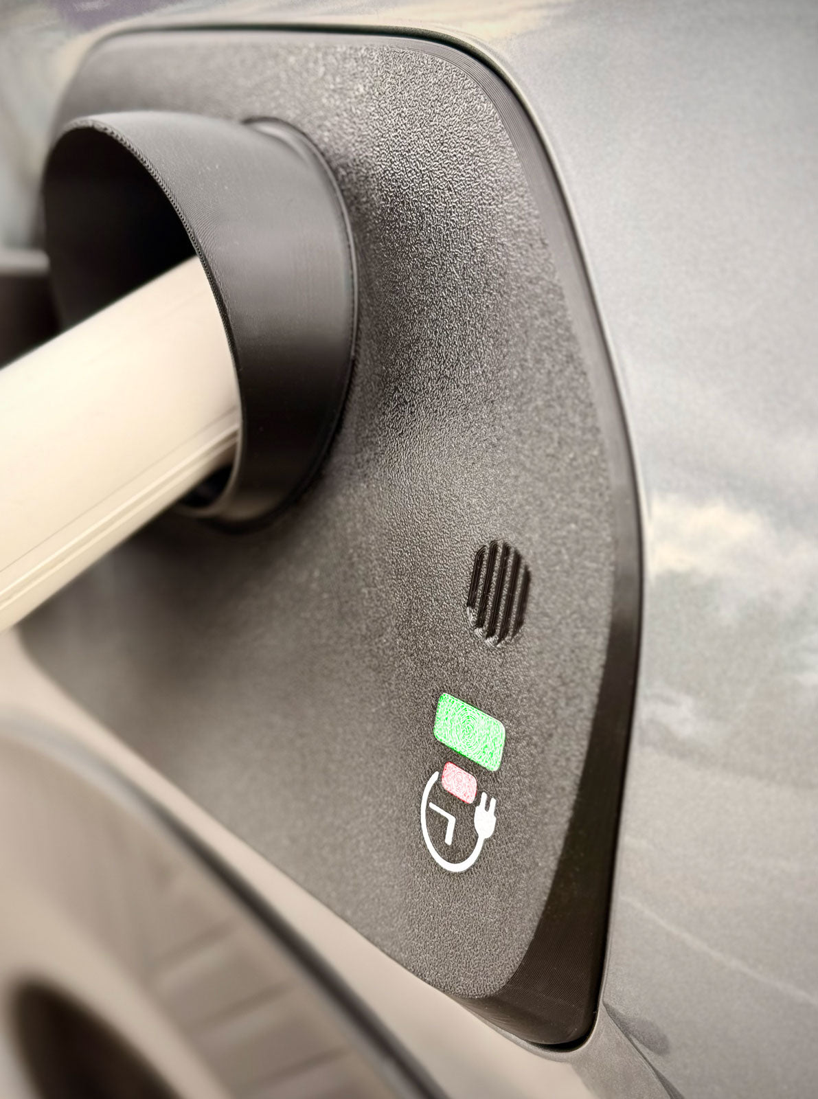 Snødeksel i ladeporten på Citroën ë-C3 – vinkel