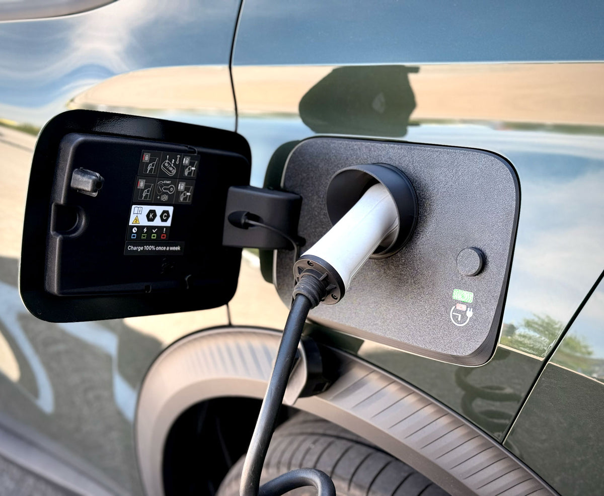 Nærbilde av snødeksel i ladeporten på Citroën ë-C3 Aircross