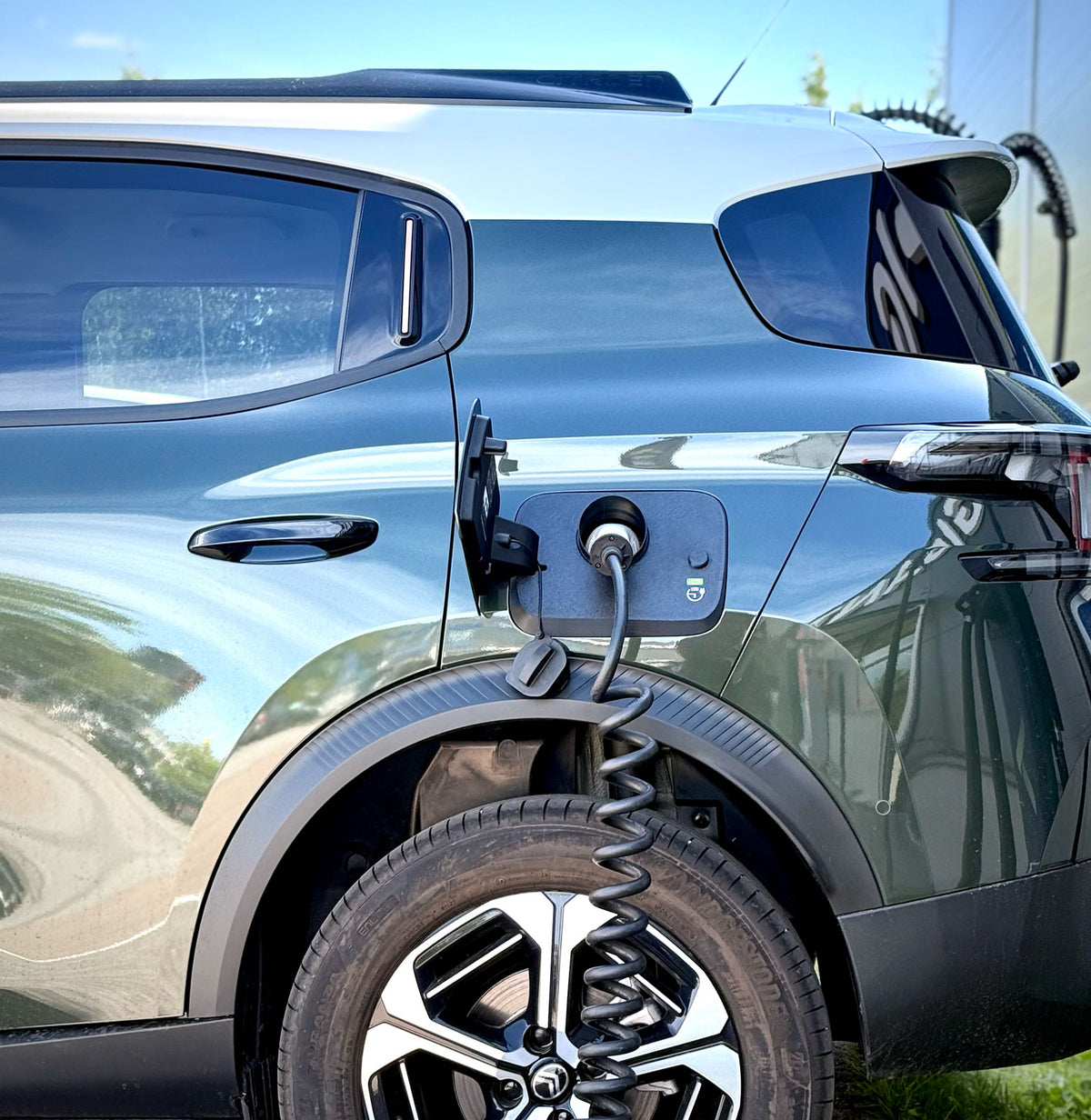 Snødeksel på Citroën ë-C3 Aircross – nærbilde av kabelgjennomføring