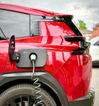 Nærbilde av snødeksel i ladeporten på Citroën ë-C5 Aircross