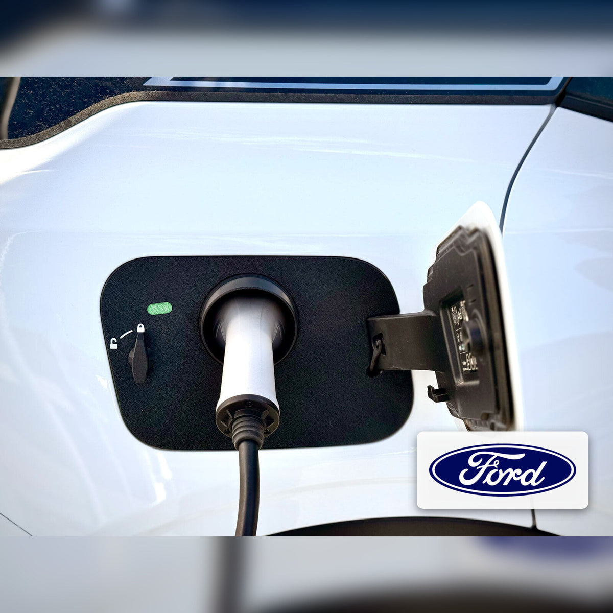 Snødeksel til ladeport montert på Ford Explorer EV