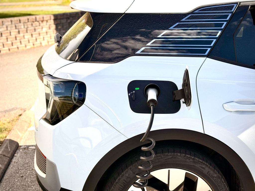 Nærbilde av snødeksel i ladeporten på Ford Explorer EV
