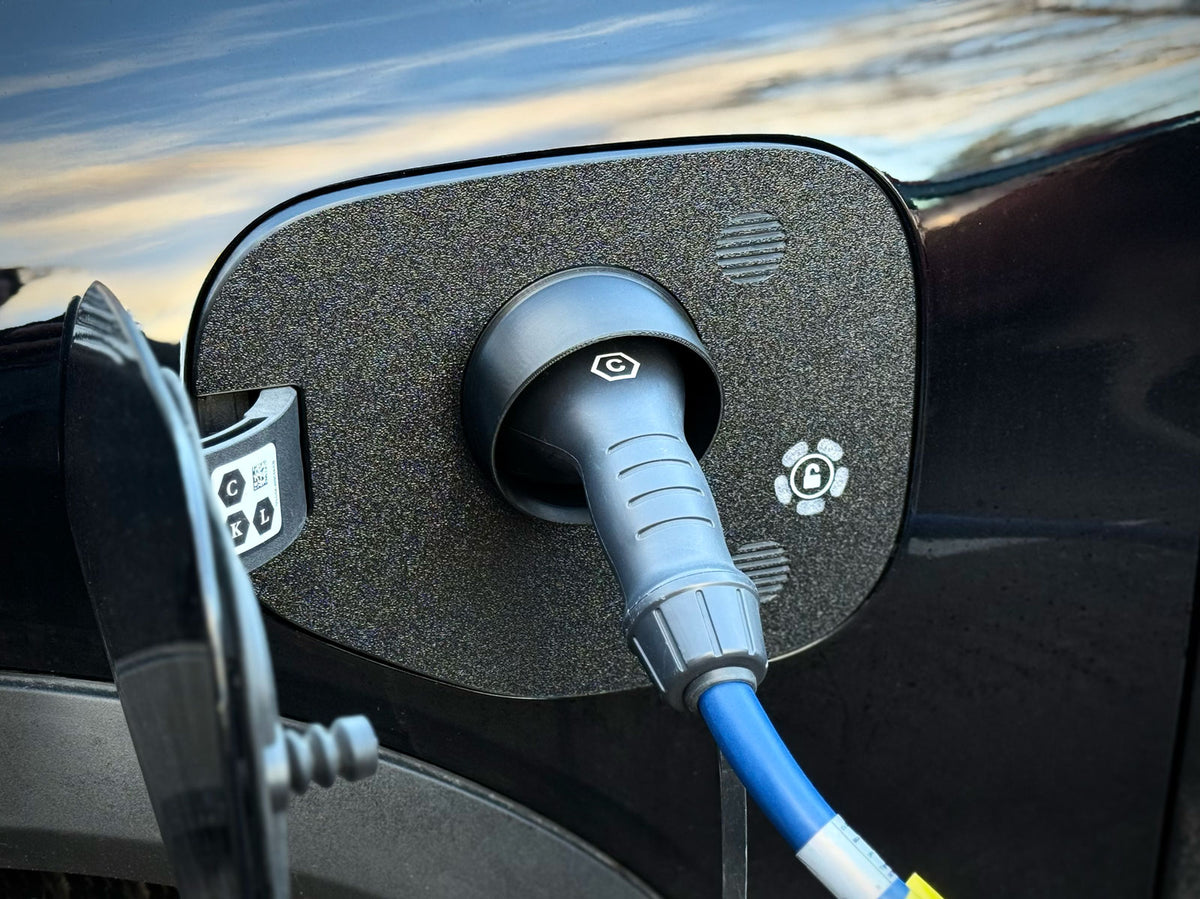 Nærbilde av snødeksel i ladeporten på Ford Mustang Mach-E