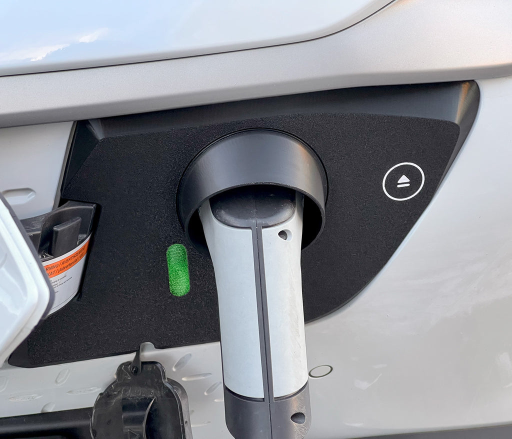 Hyundai Kona Electric 2019–2020 lader med snødeksel montert på ladeporten