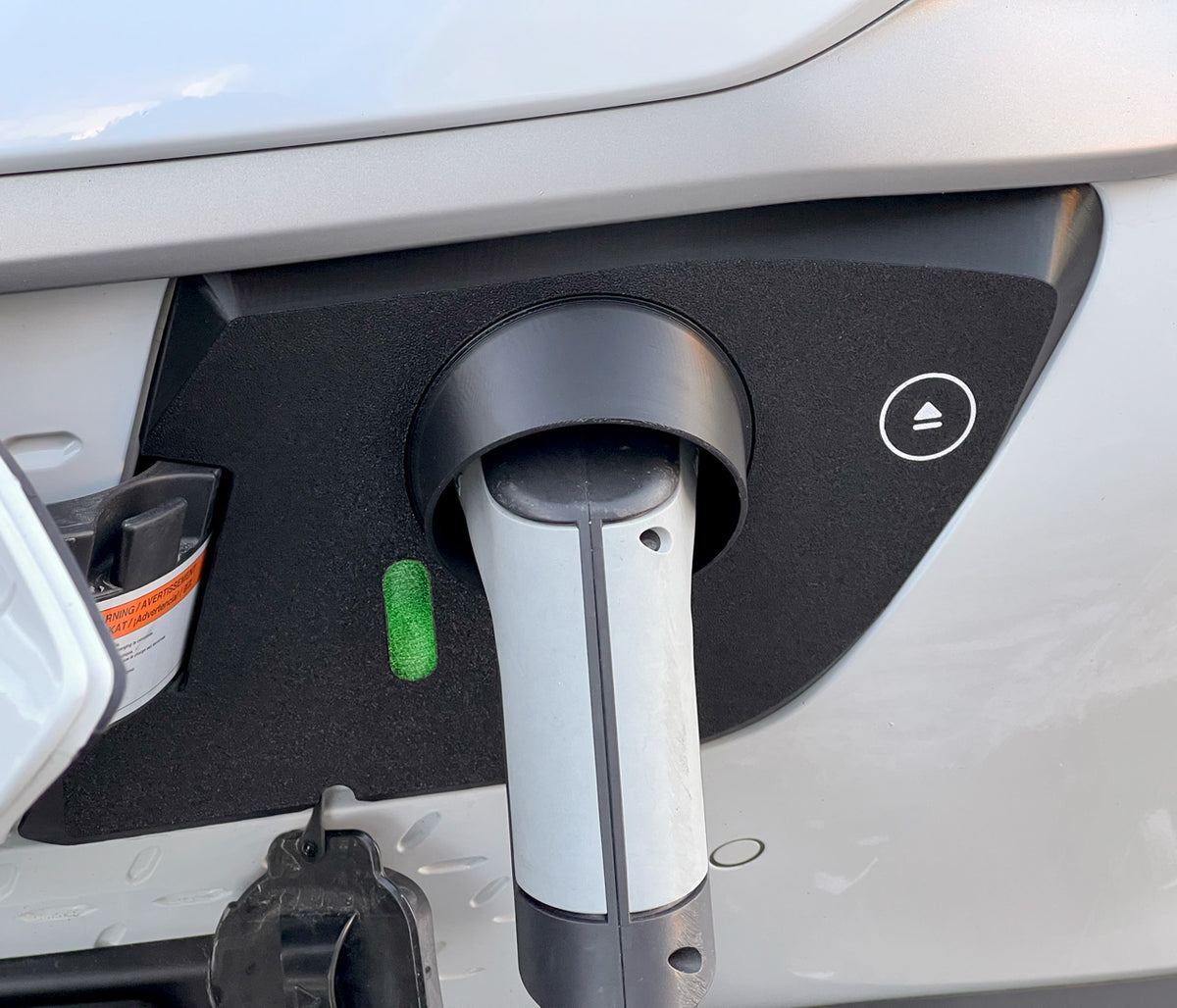 Hyundai Kona Electric 2019–2020 lader med snødeksel montert på ladeporten