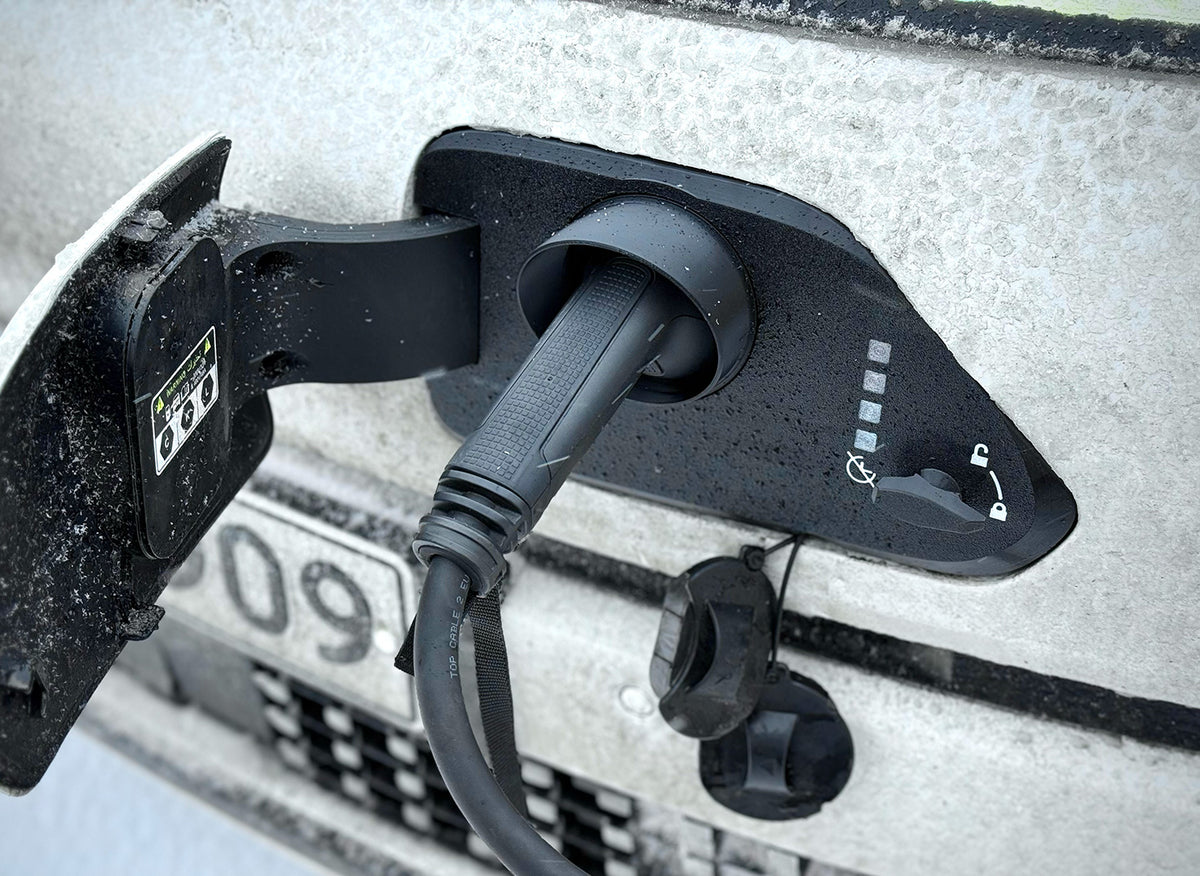 Snødeksel til ladeport på frostdekt Hyundai Kona Electric 2024 under lading
