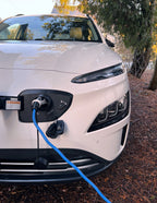 Hyundai Kona Electric 2021–2023 lader med snødeksel montert – front og ladeport synlig for modellsjekk
