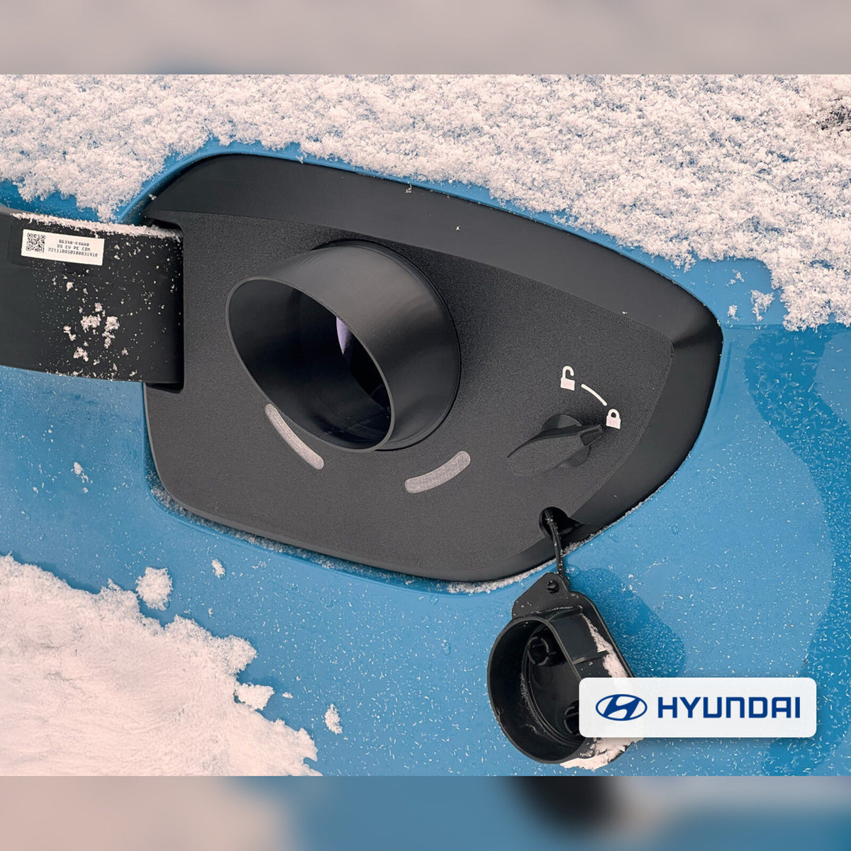 Snødeksel til ladeport på snødekt Hyundai Kona Electric – ladeporten holdes fri for snø og is