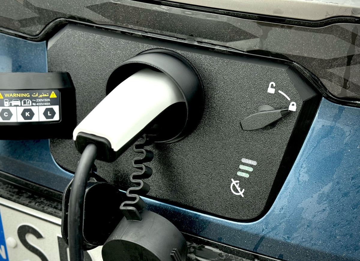 Nærbilde av snødeksel i ladeporten på Kia Niro EV
