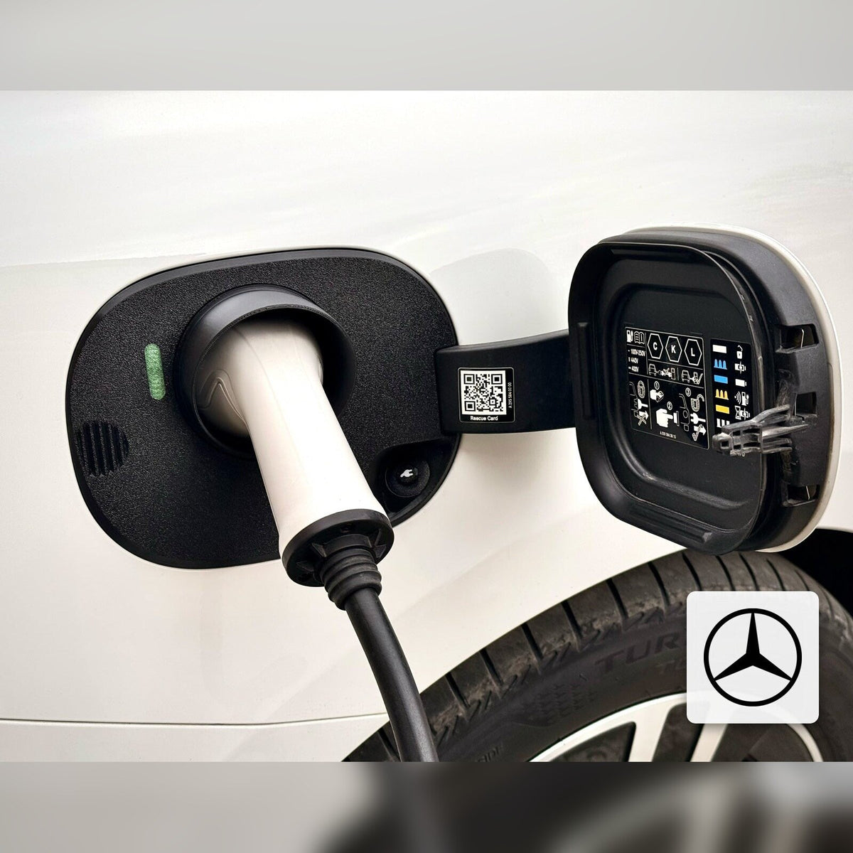Snødeksel til ladeport montert på Mercedes-Benz EQE Sedan