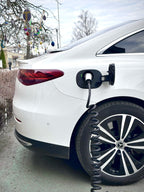 Snødeksel på Mercedes-Benz EQE Sedan sett fra siden