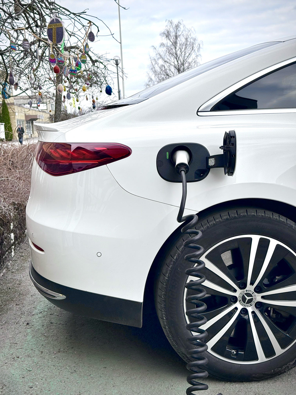 Snødeksel på Mercedes-Benz EQE Sedan sett fra siden