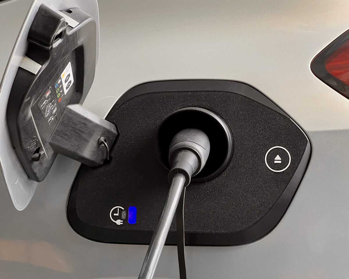 Nærbilde av snødeksel med ladekabel på Opel Corsa-e
