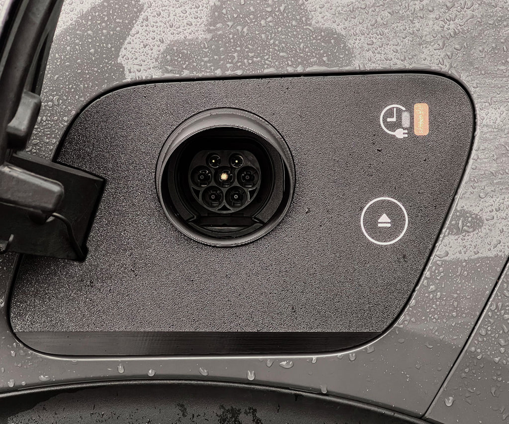 Nærbilde av snødeksel i ladeporten på Peugeot e-2008