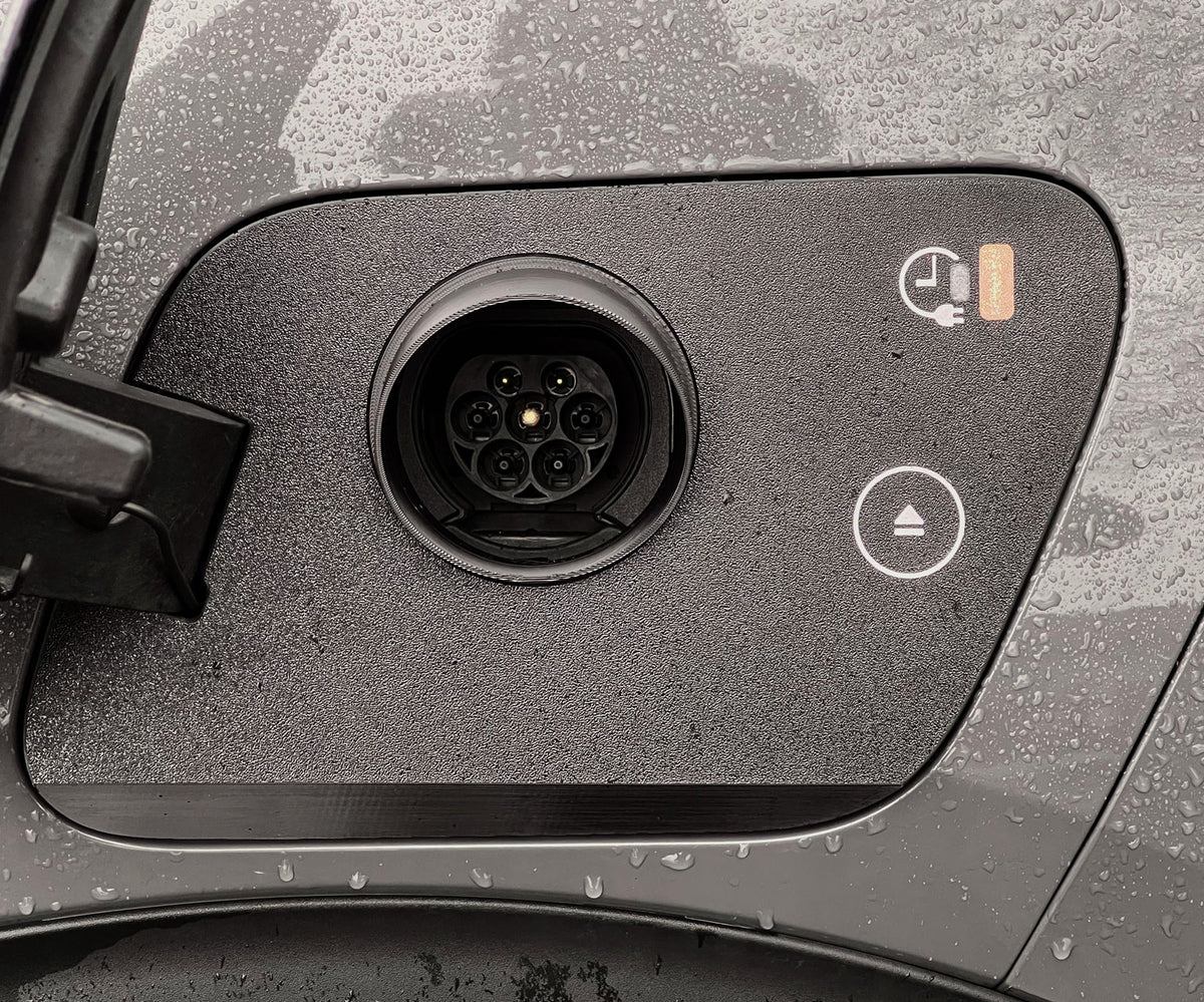 Nærbilde av snødeksel i ladeporten på Peugeot e-2008