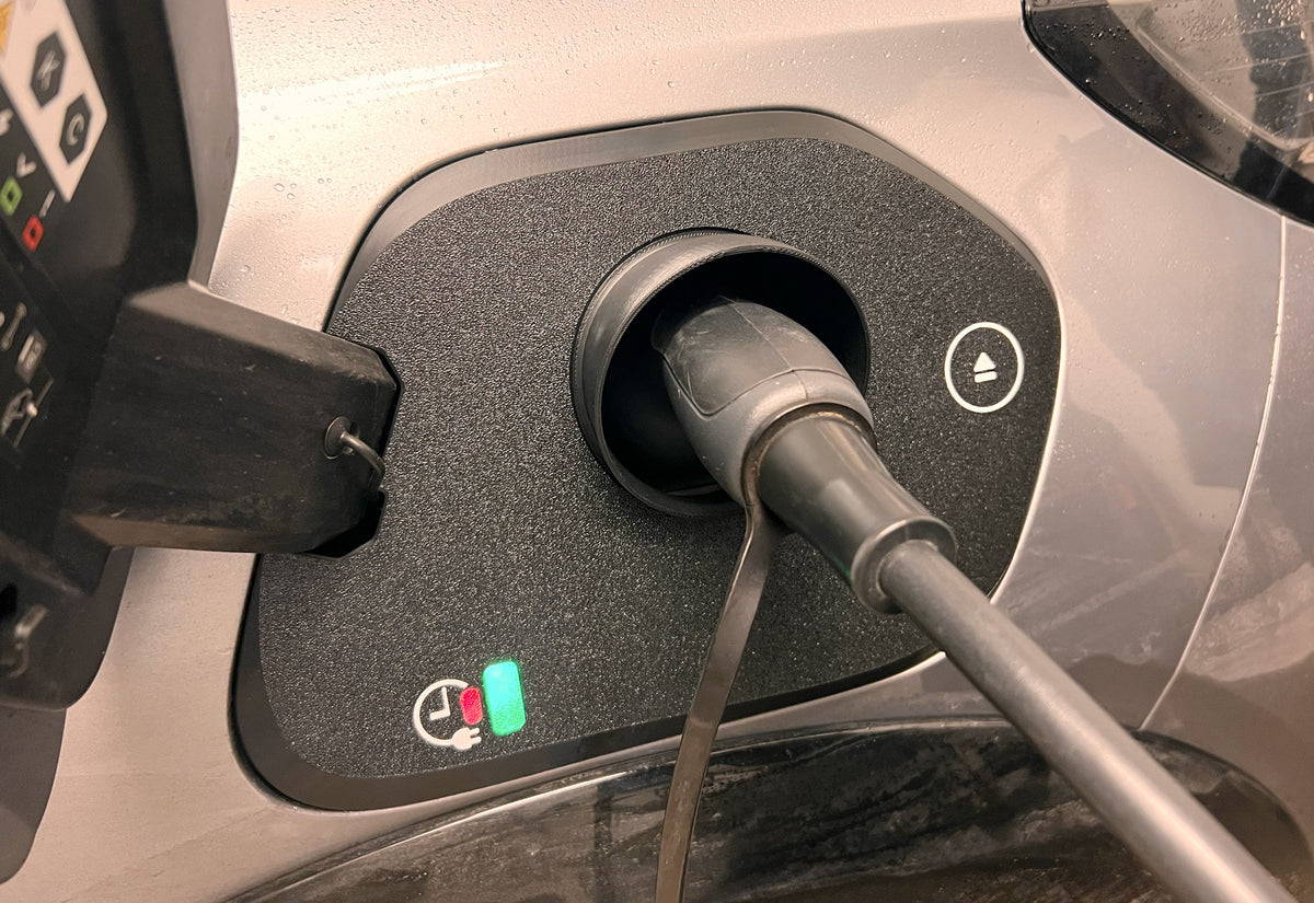 Peugeot e-208 lader med snødeksel montert