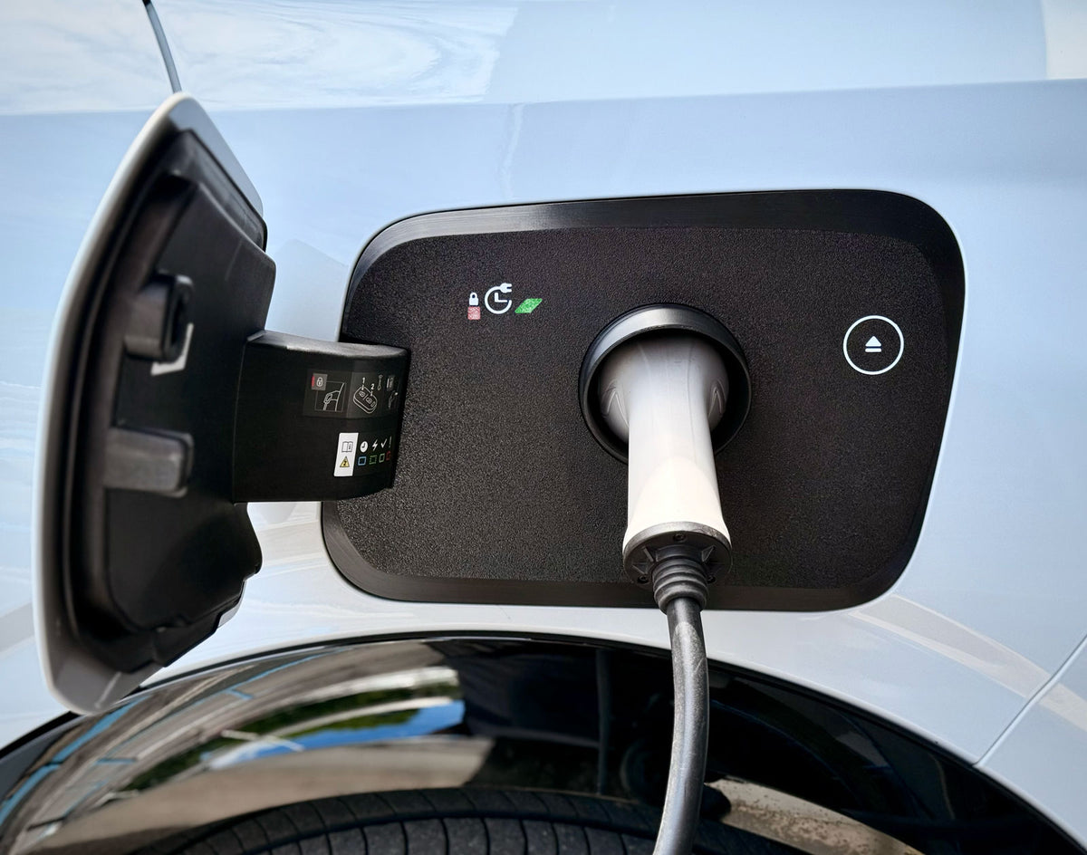 Snødeksel på Peugeot E-3008 sett fra siden