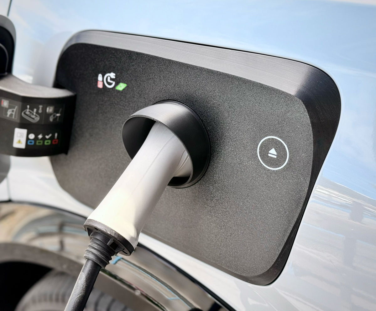 Nærbilde av snødeksel i ladeporten på Peugeot E-3008