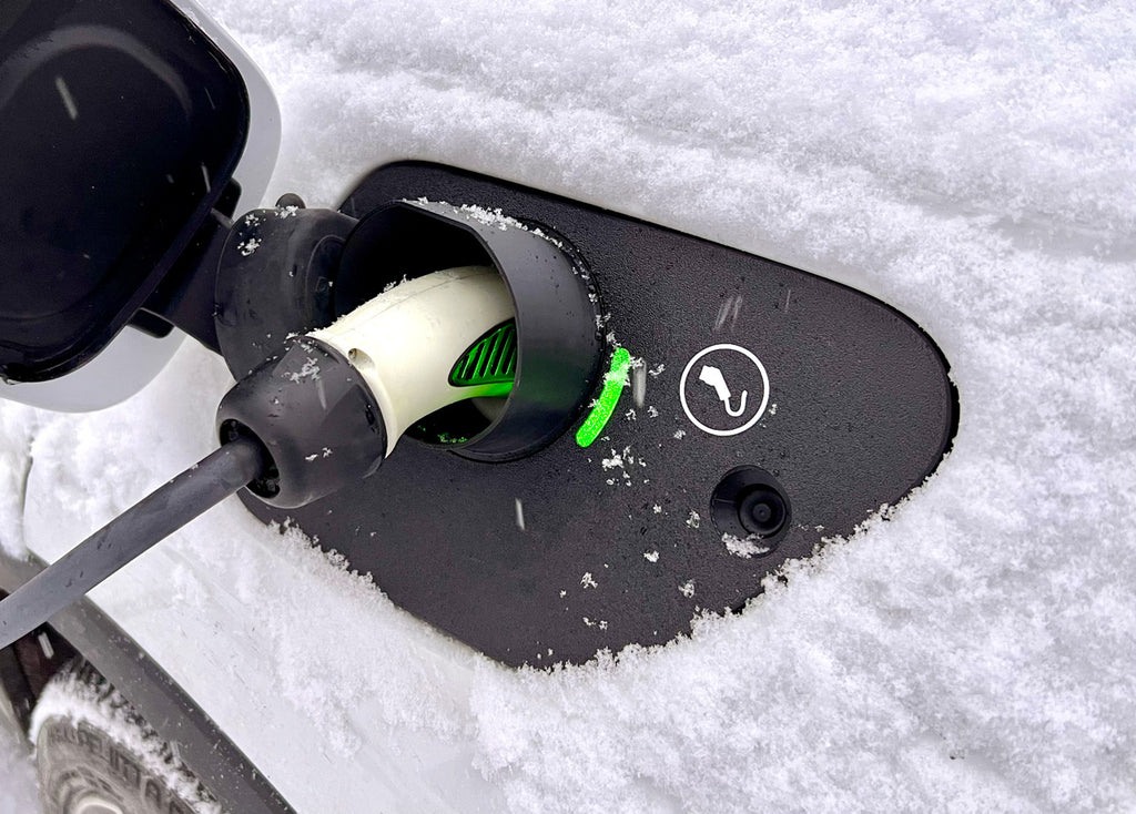 Snødeksel på Polestar 2 med låsestift trykket ned