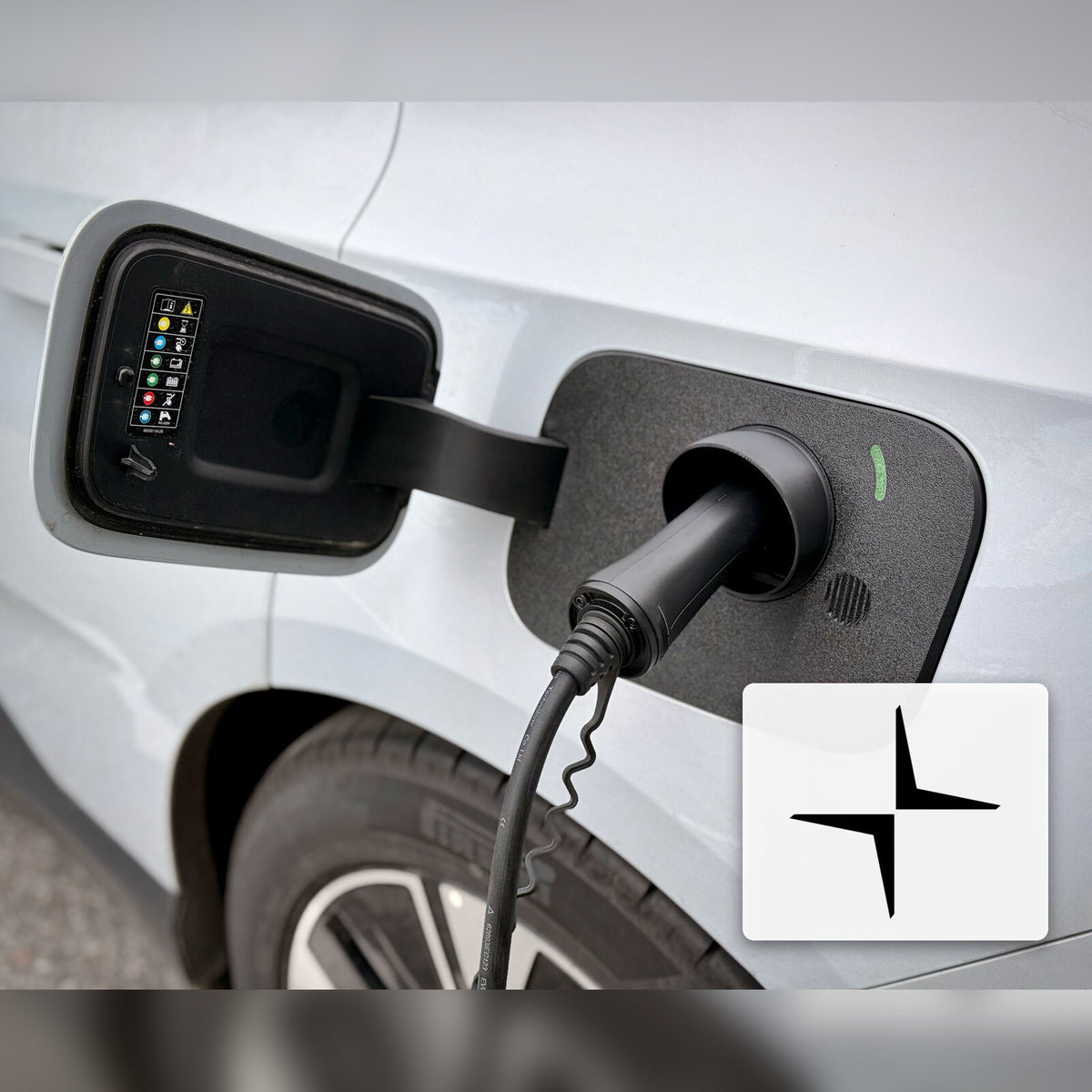 Snødeksel til ladeport montert på Polestar 4