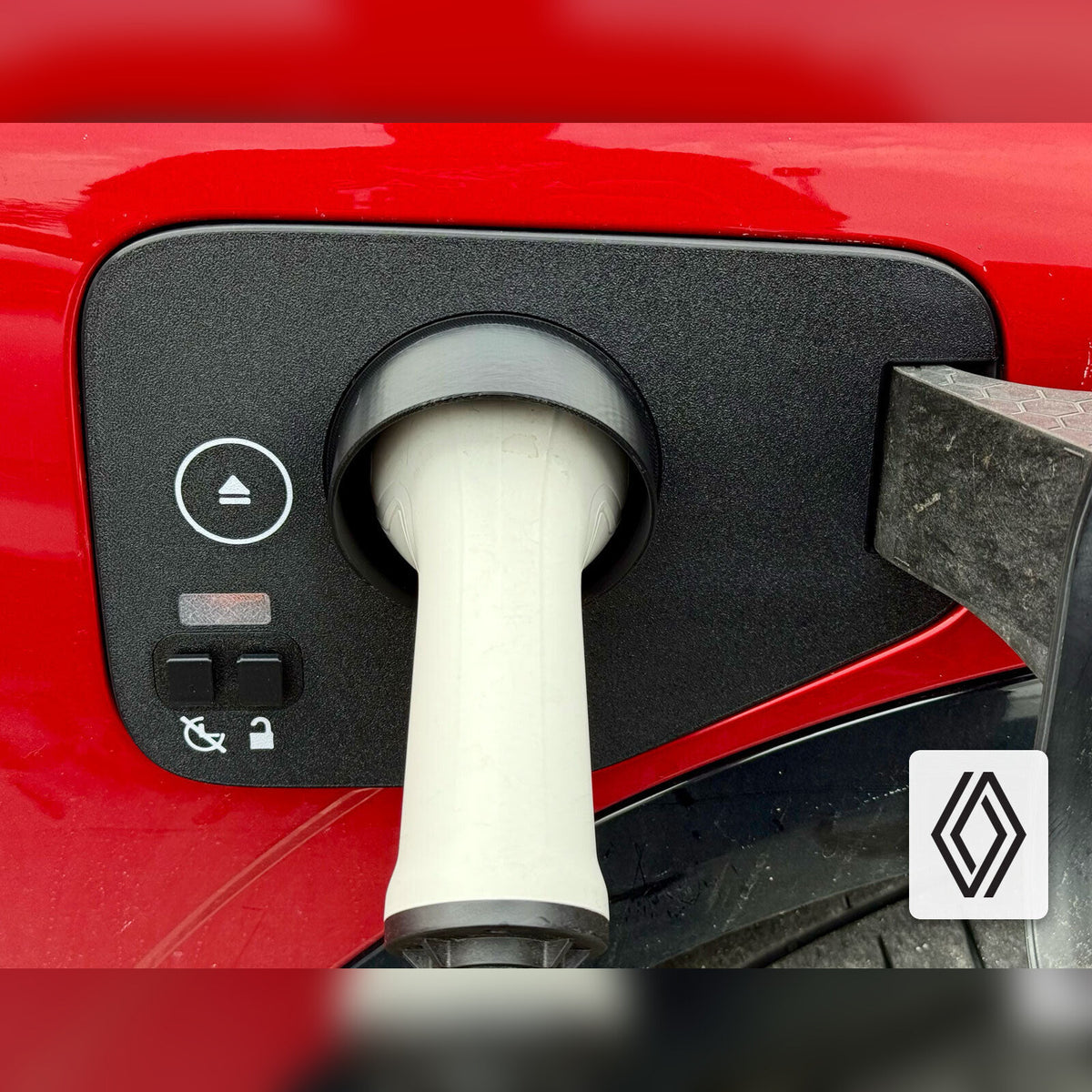 Snødeksel til ladeport montert på Renault Megane E-Tech