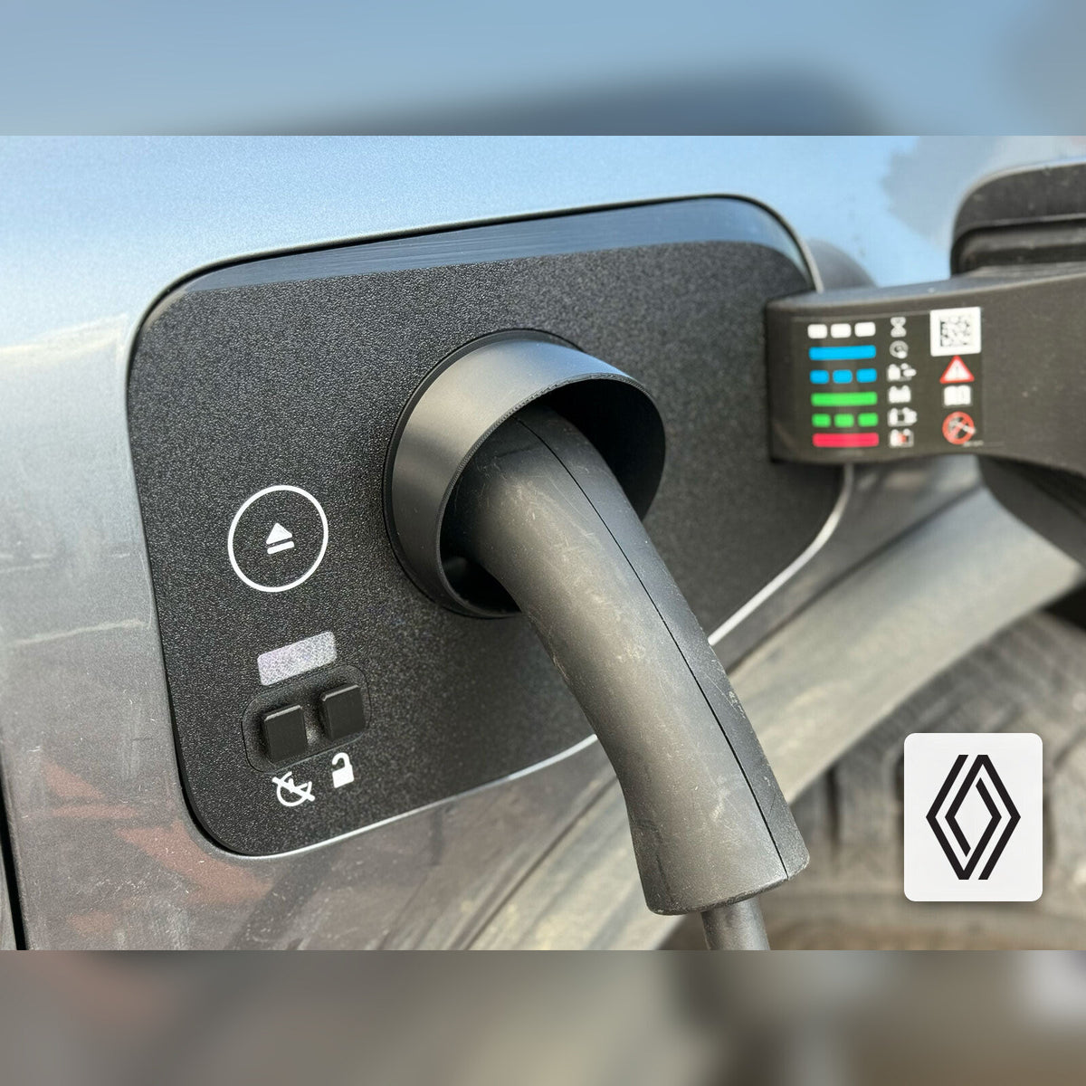 Snødeksel til ladeport montert på Renault Scenic E-Tech