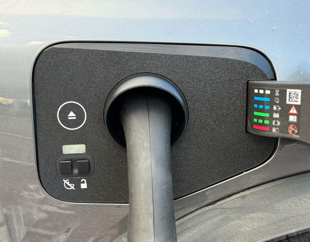 Nærbilde av snødeksel i ladeporten på Renault Scenic E-Tech