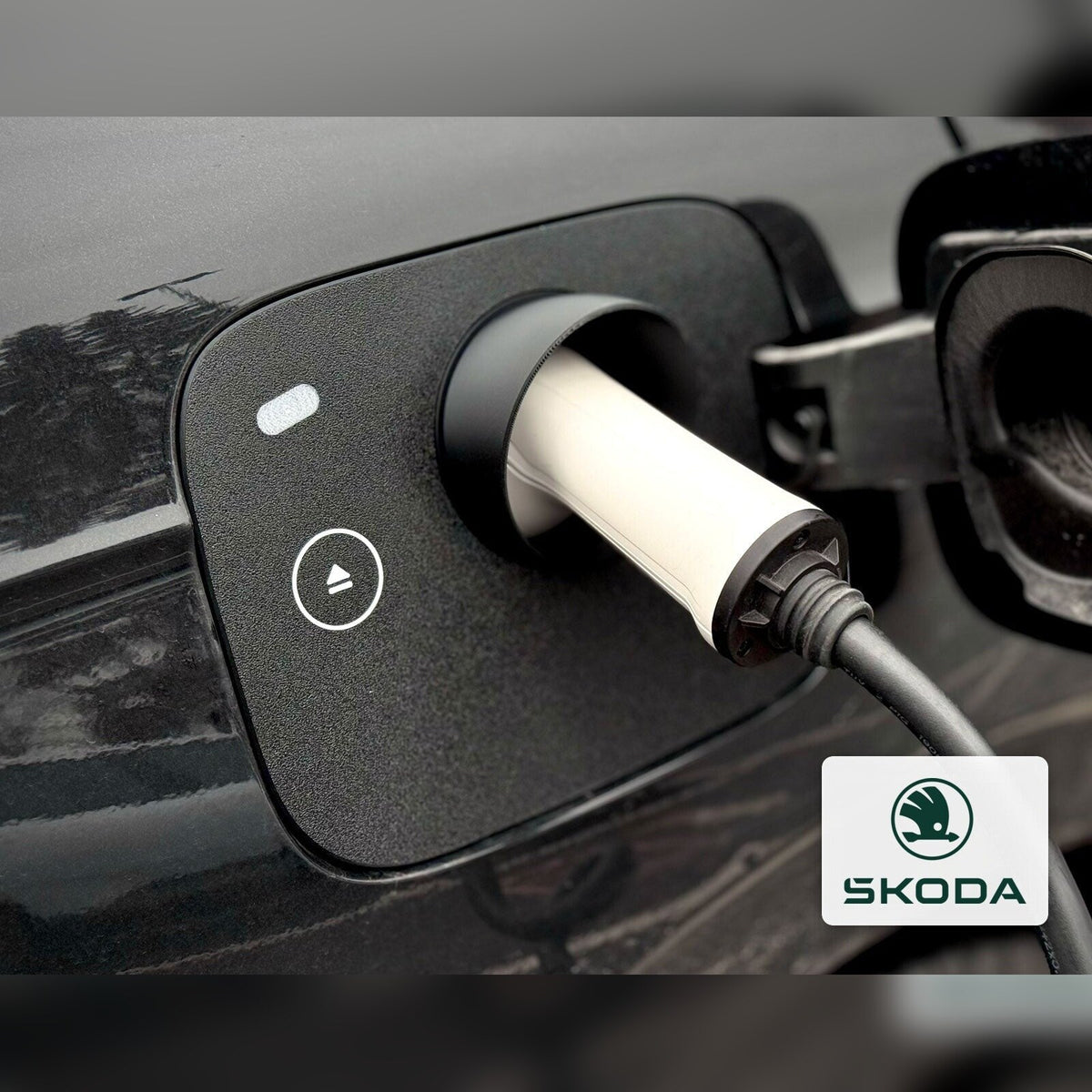 Snødeksel til ladeport montert på Skoda Enyaq