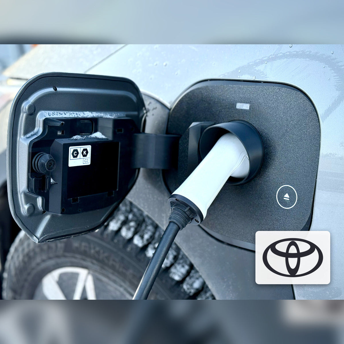 Snødeksel til ladeport på Toyota bZ4X før facelift