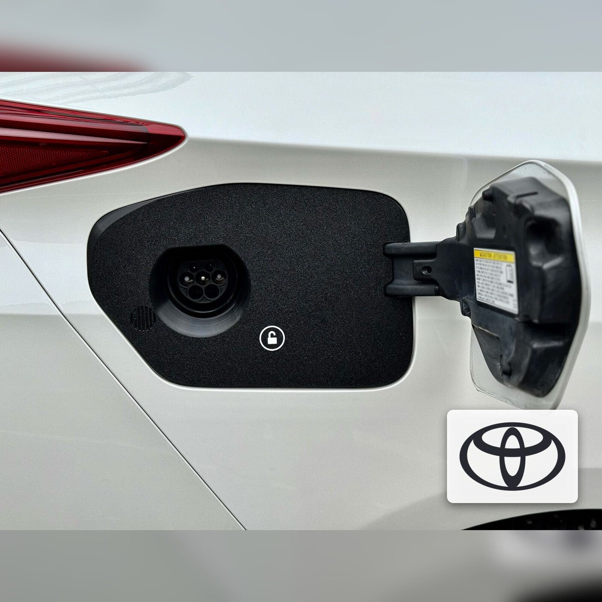 Snødeksel til ladeport montert på Toyota Prius Plug-in