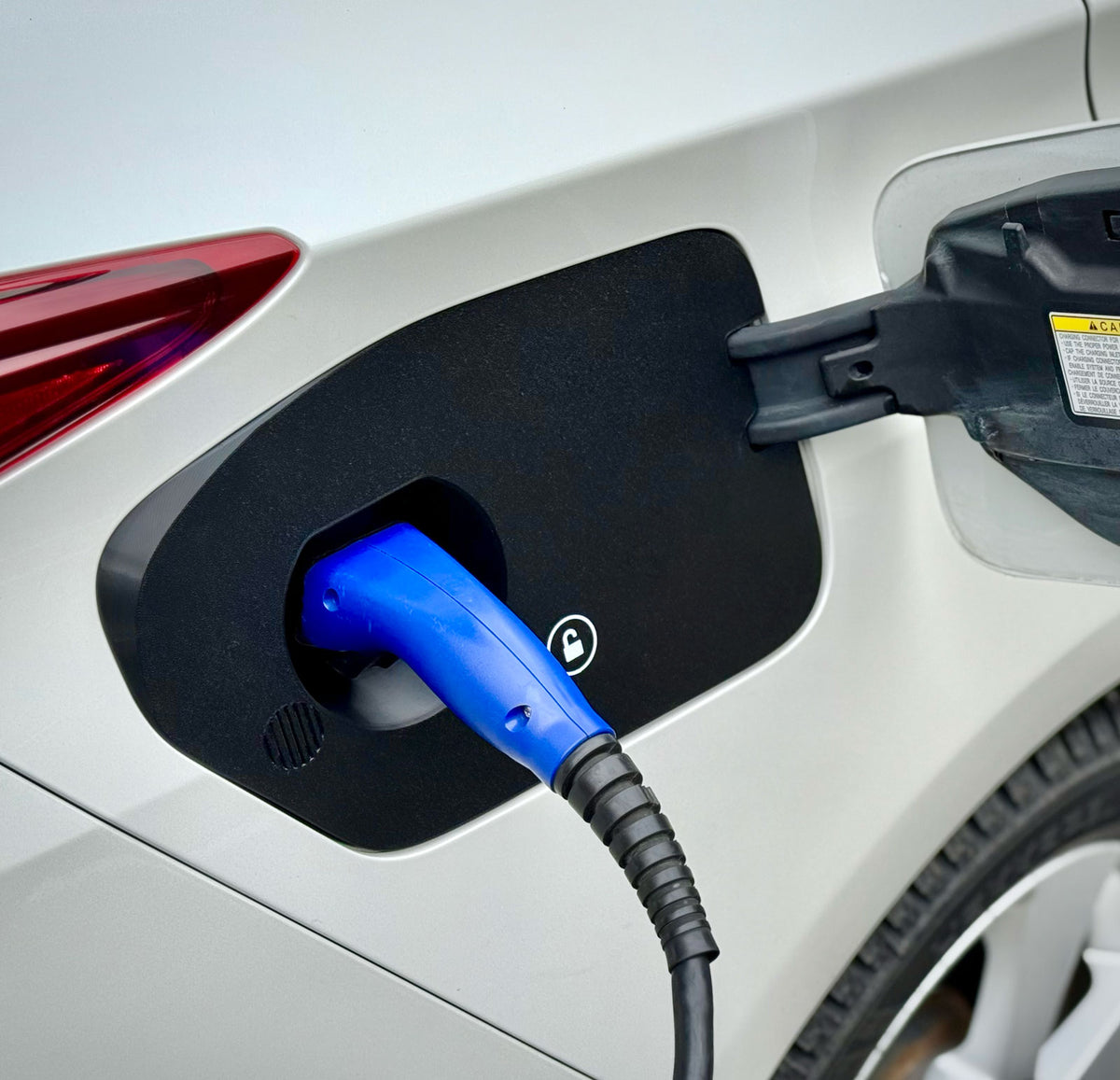 Toyota Prius Plug-in lader med snødeksel montert