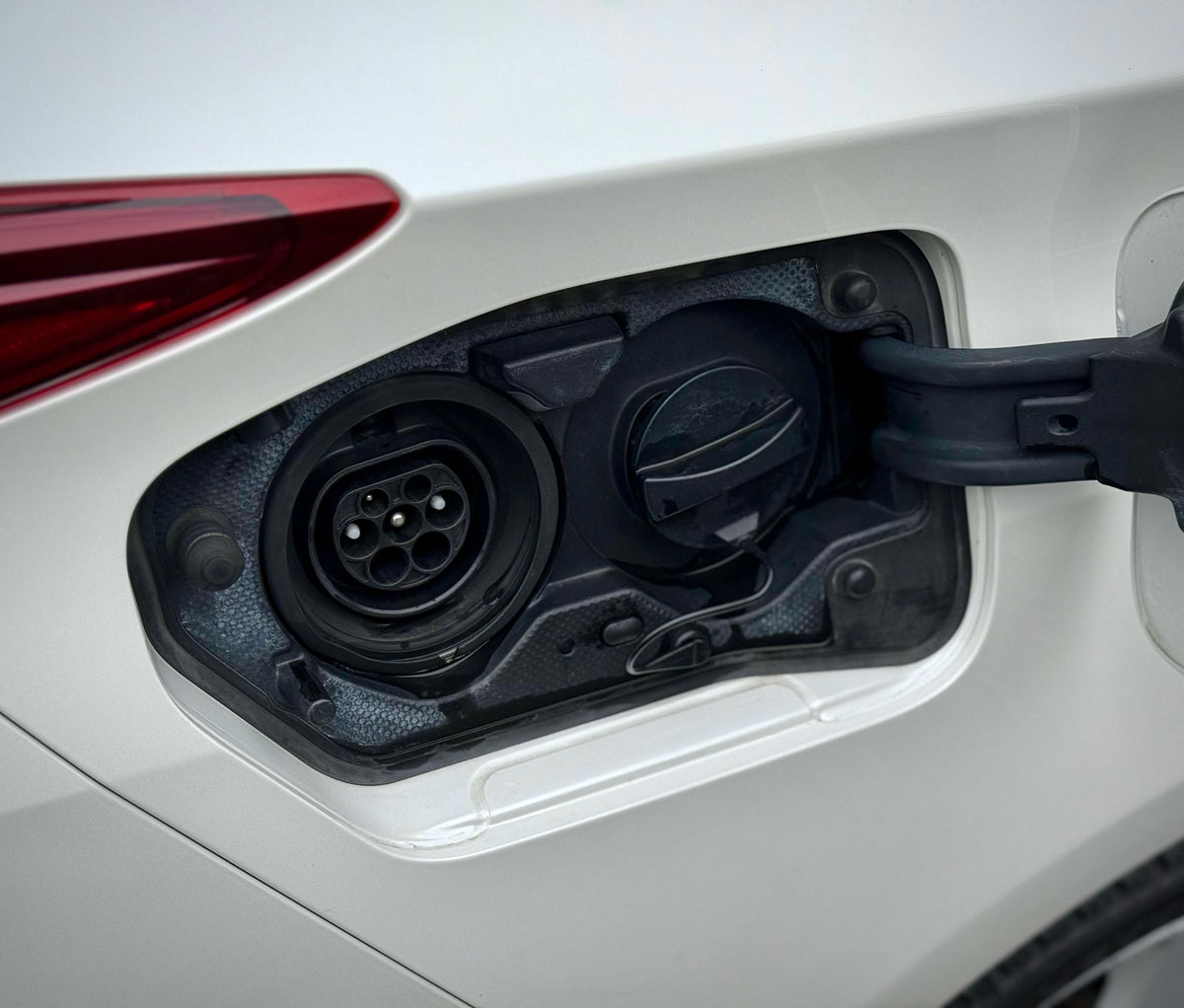 Original ladeport på Toyota Prius Plug-in – for sammenligning