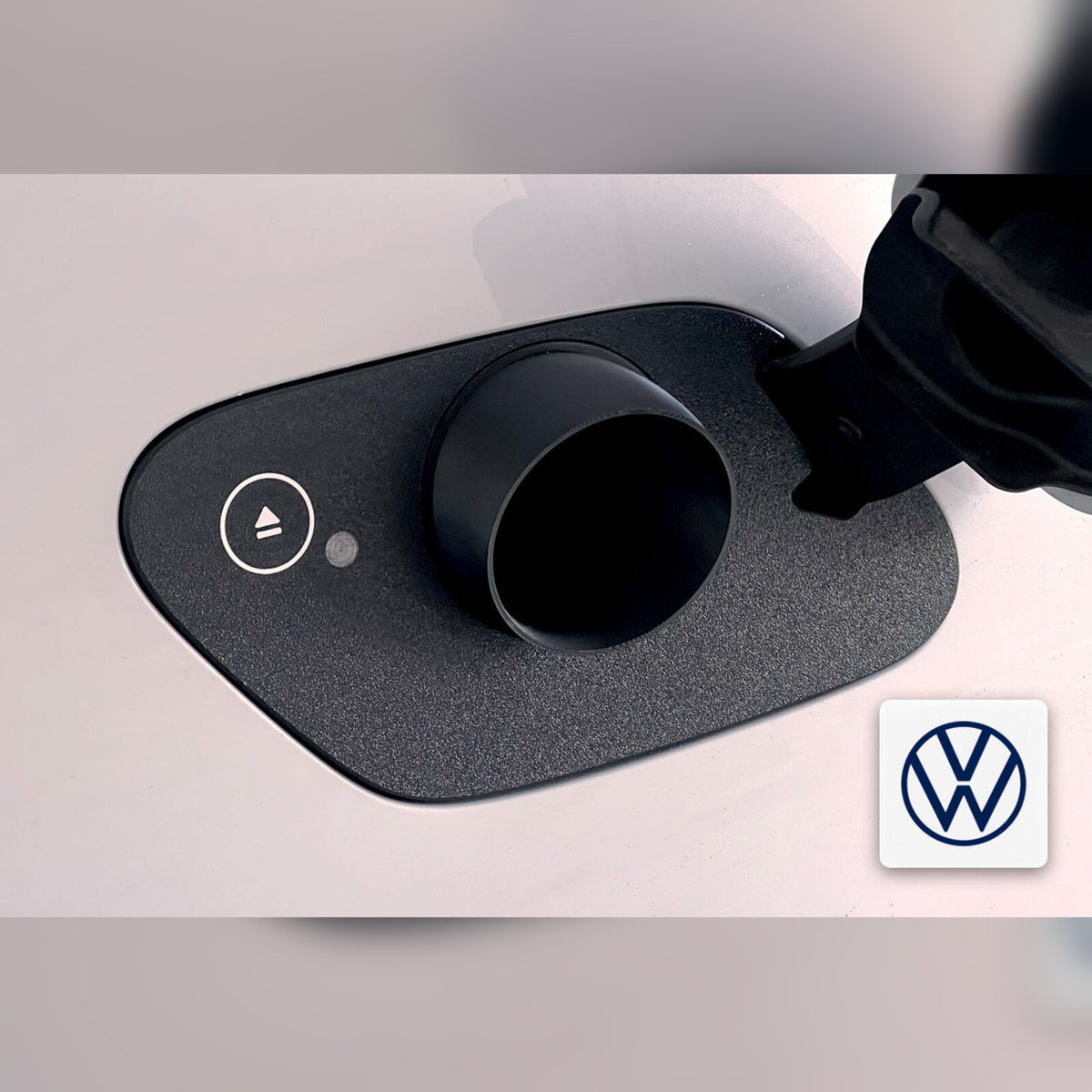 Snødeksel til ladeport montert på VW e-Golf