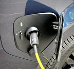 Nærbilde av snødeksel i ladeporten på VW ID. Buzz