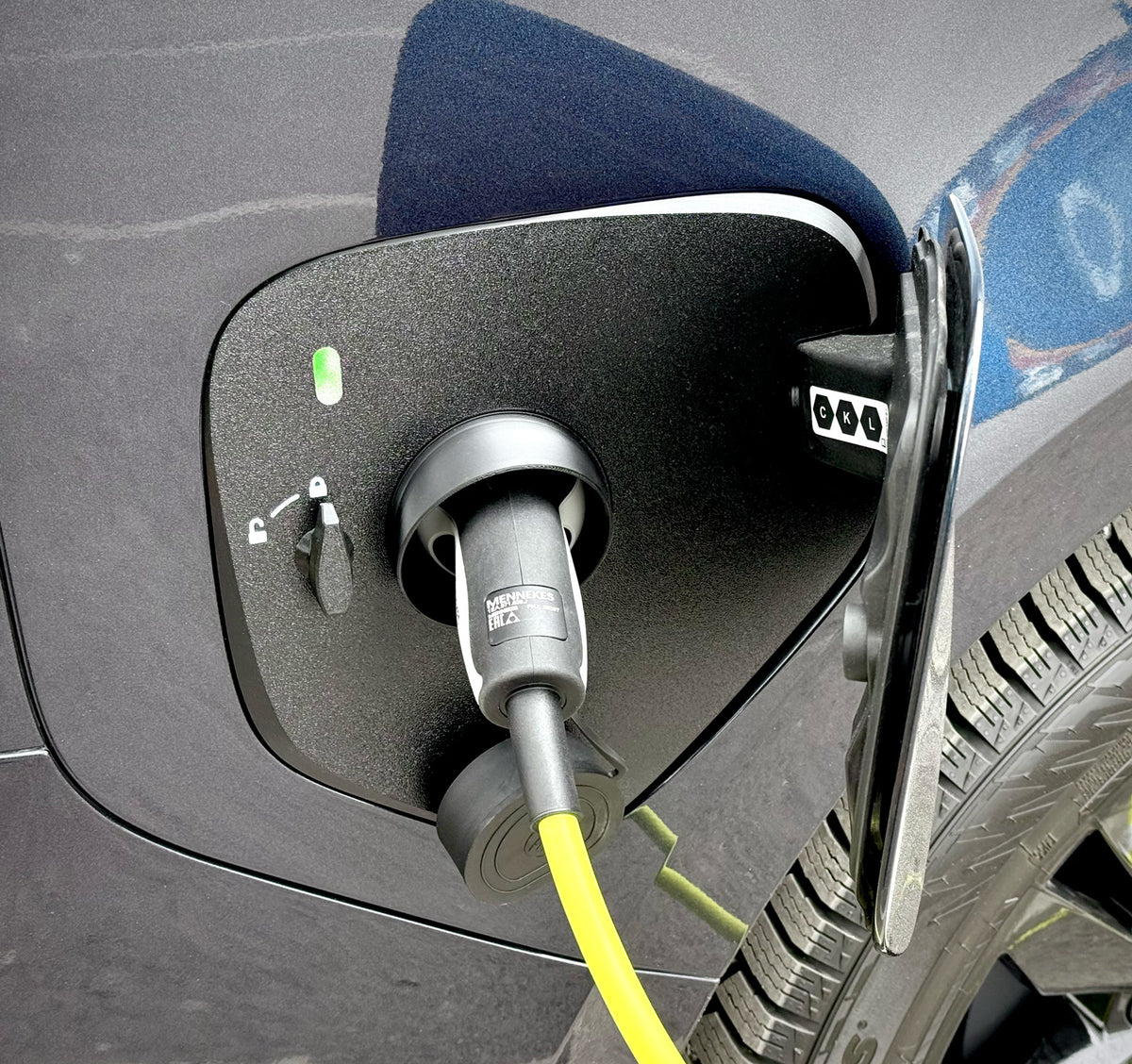 Nærbilde av snødeksel i ladeporten på VW ID. Buzz