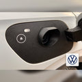 Snødeksel til ladeport montert på VW ID.4 – svart deksel med gjennomføring for ladekabel