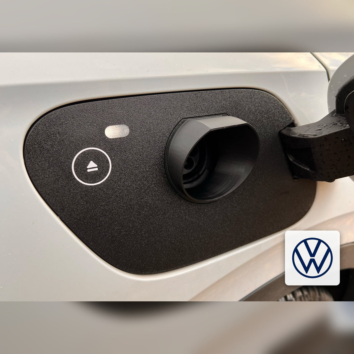 Snødeksel til ladeport montert på VW ID.4 – svart deksel med gjennomføring for ladekabel