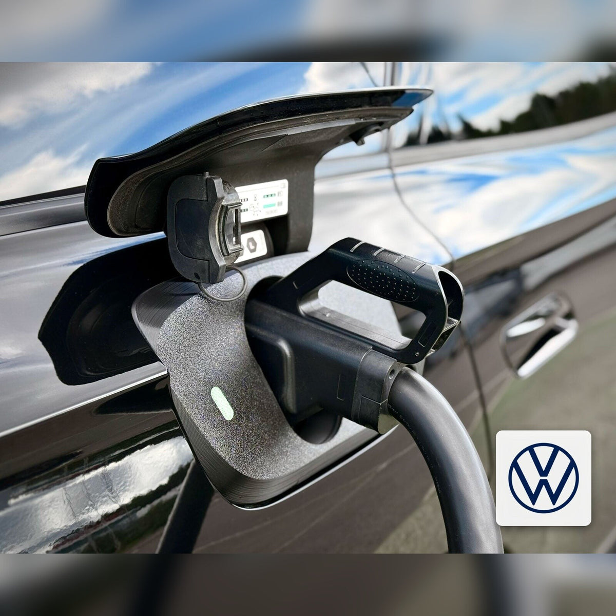 Snødeksel til ladeport montert på VW ID.7 – CCS